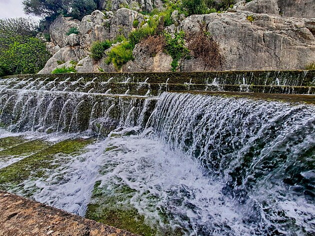 Prameni�t� �eky Guadalhorce. Pramen sta chrli�� (Fuente de los Cien Ca�os)....