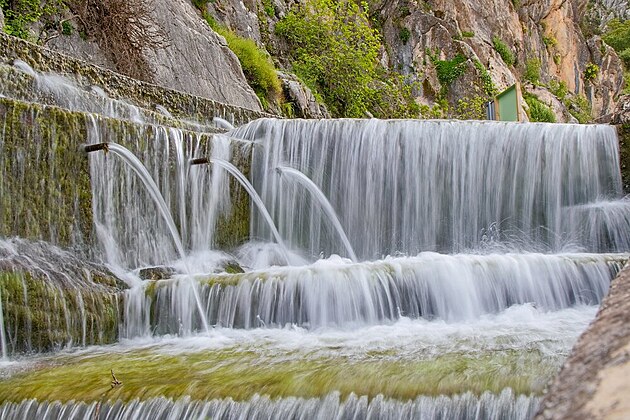 Prameni�t� �eky Guadalhorce. Pramen sta chrli�� (Fuente de los Cien Ca�os)....