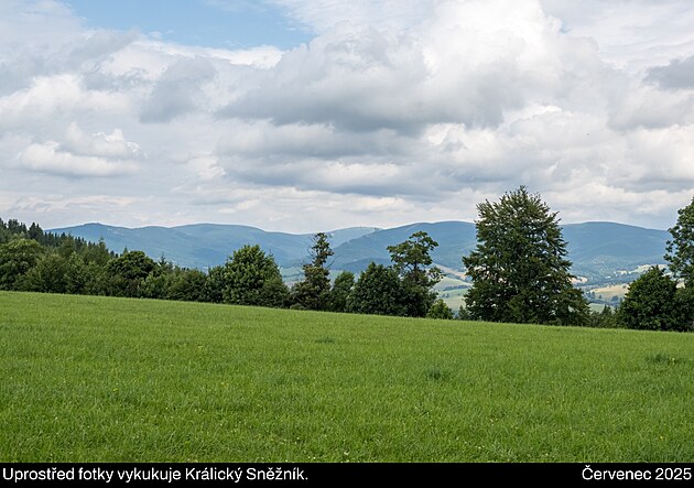 Uprost�ed je Kr�lick� Sn��k. Vokolo Moravy. �ervenec 2025