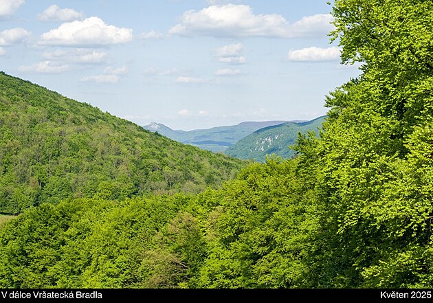 V�hled na Vr�ateck� Bradla. Pova�sk� Inovec, kv�ten 2025, den 1.