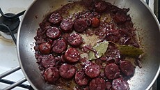 Klobáska na �ervené vín�