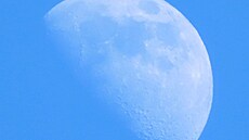 M�síc 25. 2. 2026. Mod�any.