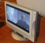 DVD LCD monitor s vertikln integrovanou mechanikou je zatm uren pouze pro USA a Japonsko