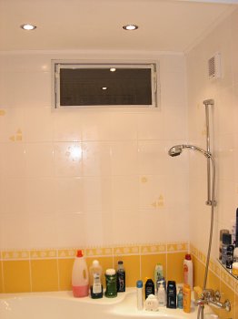 Okno přivádí světlo z kuchyně do koupelny - iDNES.cz