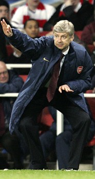 Arsene Wenger, trenr fotbalist Arsenalu, udl hrm pokyny.