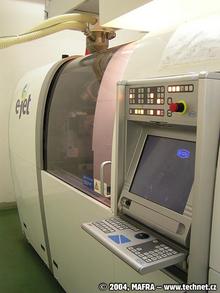 Ovládací panel u stroje na DVD-R