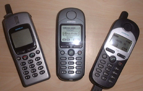 Tri telefony vedle sebe