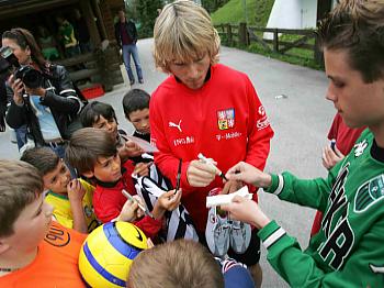 Pavel Nedvd rozdv autogramy fanoukm v Seefeldu.