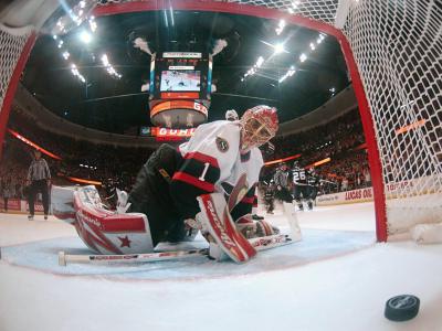 Glman Ottawy Senators Ray Emery se ohl za pukem v brance.