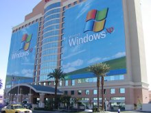 Reklamou na Windows XP oblepeny hotel pred vystavistem