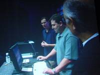 Hector Ruiz (vpravo) a vvoji z Epic Games hrajc pikovou 3D akci Unreal Tournament 2003
