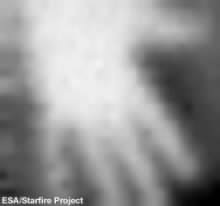 Prvn fotografie T-ray kamery: ruka byla schovna za 15mm podlokou