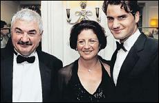 
RODIE. Z rodinnho alba: Roger Federer s otcem Robertem
a matkou Lynette.
