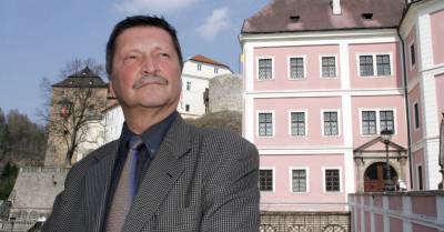František Maryška pózuje v roce 2005 před zámkem v Bečově nad Teplou při 20. výročí nálezu relikviáře svatého Maura.