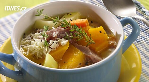 Fotorecept: Bramborovo-dýňová polévka s uzeným vepřovým masem. Ideální vyprošťovák