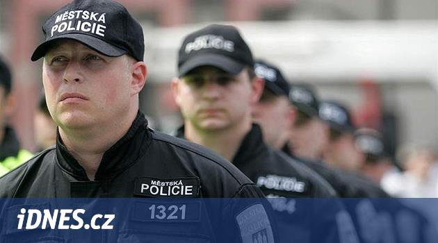 Pražští strážníci nakupují své uniformy dráž než státní policie - iDNES.cz