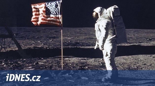 STO OBJEVŮ: První krok na Měsíci udělal Armstrong za tónů Novosvětské