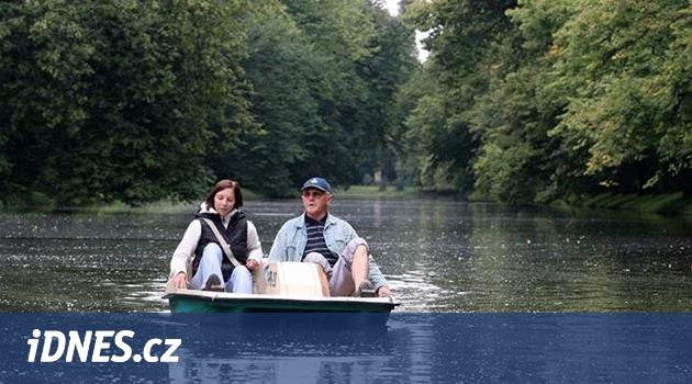 Hastrman yeni pedallar alıyor.  Gelecek Parkı'ndaki göletin iskelesine park edecekler