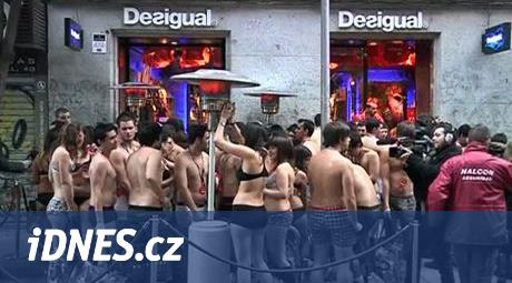 VIDEO: Španělský obchod oblékl zdarma zákazníky, kteří přišli nazí -  iDNES.cz