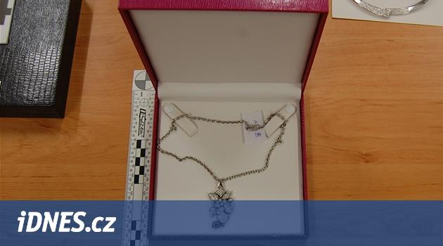Ruský pasažér nepřiznal kontrole na letišti ve Varech šperky za 800 tisíc -  iDNES.cz