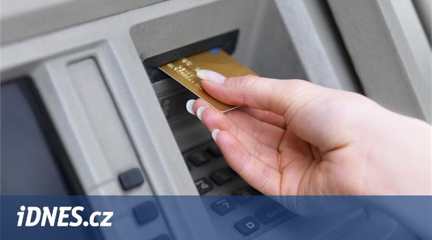 Kartu už vám bankomat nesežere, ale většinou ji zablokuje - iDNES.cz