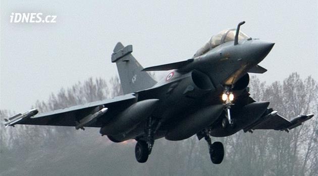 Podívejte se, co dokáže zkušený pilot s francouzskou stíhačkou Rafale