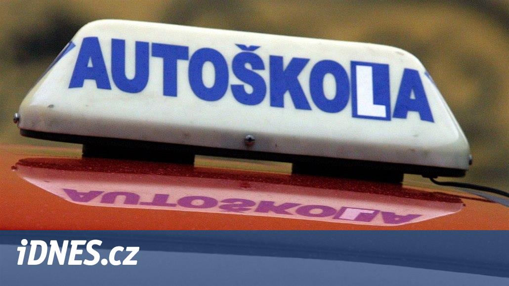 Policista s falešným posudkem chtěl učit v autoškole, případů může být víc  - iDNES.cz