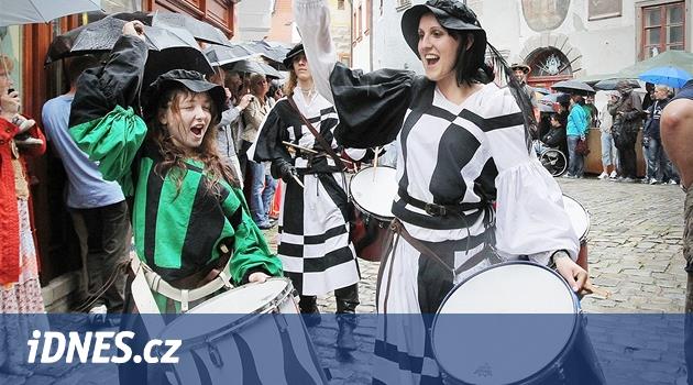 Krumlov'un geçmişi Rosenberg'lerin günlerine kadar uzanıyor.  Önemli yıldönümlerini ve gün dönümünü kutlayacak