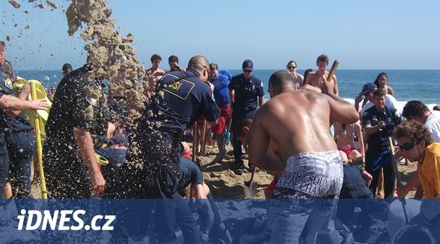 VIDEO: Kamarádi kopali tunel na pláži, jednoho písek pohřbil zaživa -  iDNES.cz