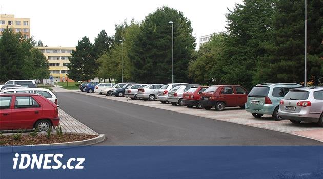 Policisté mají muže, který na parkovišti zlomil paži seniorovi o berli - iDNES.cz