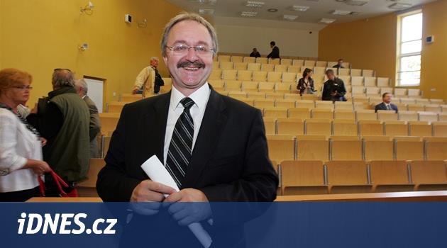 Ředitel Gymnázia Cheb říká, že dobrý učitel dokáže žákům přiblížit svět -  iDNES.cz