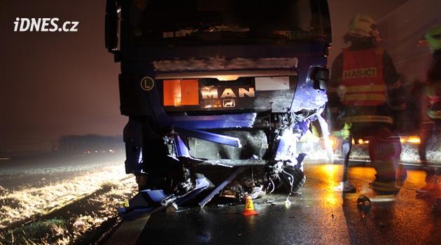 Při srážce s náklaďákem na Českolipsku zemřel řidič auta, přejel do protisměru