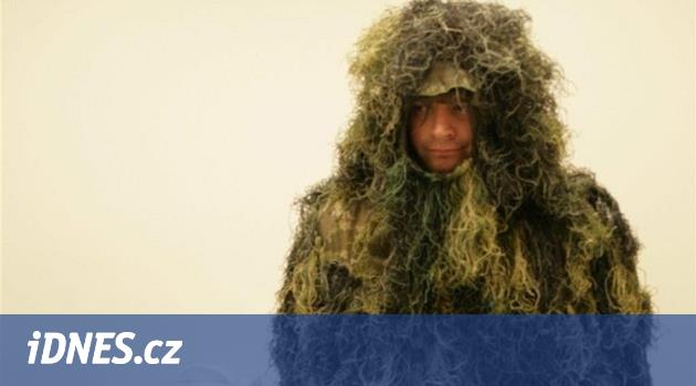 Američan v noci strašil řidiče v maskovacím oděvu, přejela ho dvě auta -  iDNES.cz