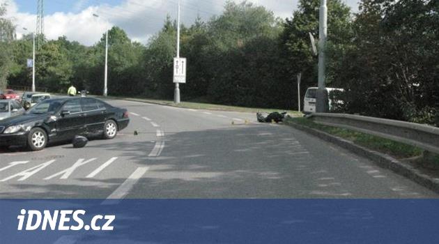 Řidič mercedesu nedal přednost motorkářce, dívka zemřela v nemocnici -  iDNES.cz