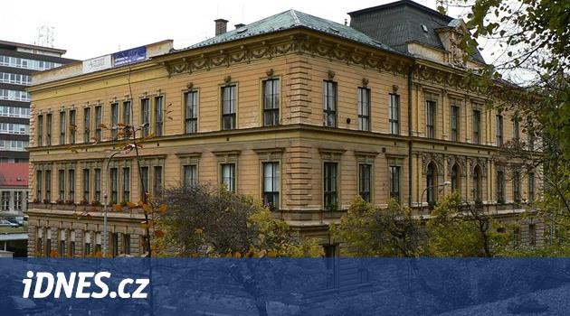 Maturoval tu i Kellner. Obchodní akademie v Liberci slaví 150 let - iDNES.cz