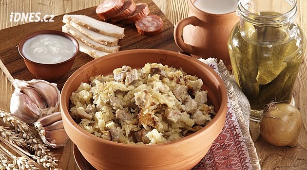 Bramborová bába, babka ziemniaczana nebo haruľa? Jedno jídlo, tři jména