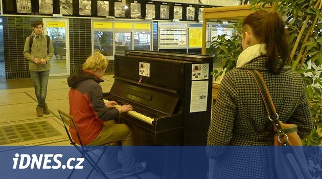 Pardubickým nádražím zněla Amélie z Montmartru, už i tam stojí piano -  iDNES.cz