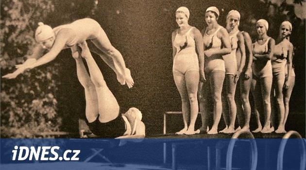 Sto let staré plavky, ztracená nymfa. V Německu ukazují historii koupání -  iDNES.cz