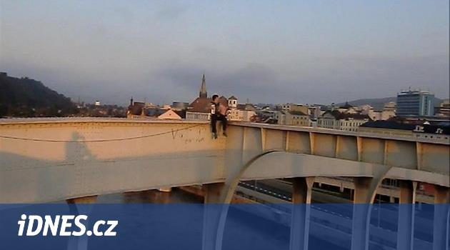 Harmonikář vylezl na most a zahrál svou prvotinu, Ústí má rázem hit -  iDNES.cz