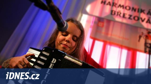 Nevidomá Nikola z Lokte bude hrát na vlastní harmoniku. Díky golfistům -  iDNES.cz