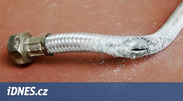 Hadice opletené hliníkem jsou časovaná bomba, varují instalatéři - iDNES.cz
