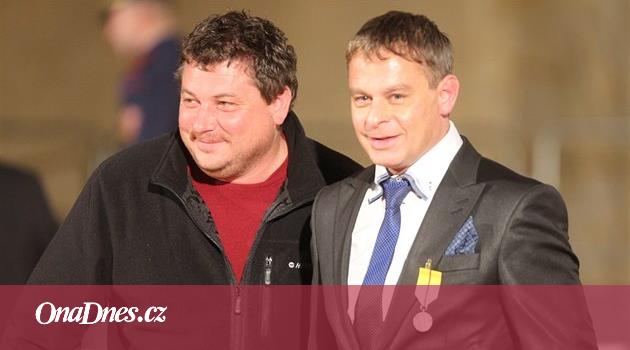 Mikina i úchvatné róby. Státní vyznamenání ve znamení módních vzletů a úletů
