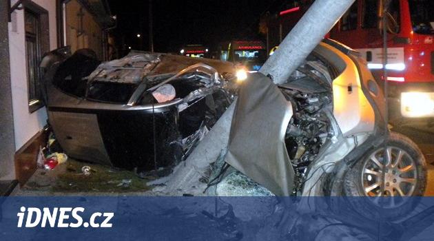 Opilý dvacetiletý řidič rozpůlil auto o sloup. Pak tvrdil, že neřídil -  iDNES.cz