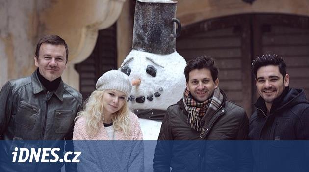 VIDEO: Michal Hrůza má vánoční klip. Sněhuláka režíroval Vojta Kotek -  iDNES.cz
