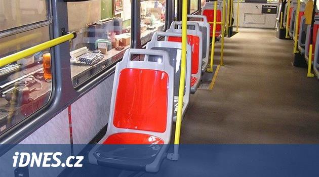 Pražské tramvaje se zbavují látkových sedaček, cestující vybrali plast -  iDNES.cz