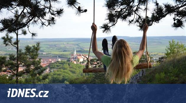 Chtějí zvýšit zájem lidí o přírodu. Do krajiny věší houpačky - iDNES.cz