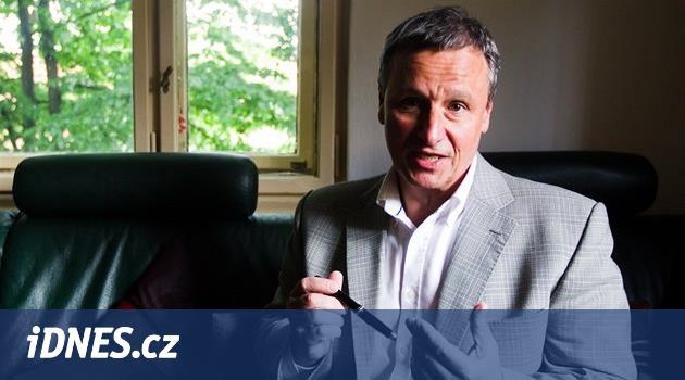 RECENZE: Martin Komárek se inspiroval u otce. Napsal trochu šílený román -  iDNES.cz
