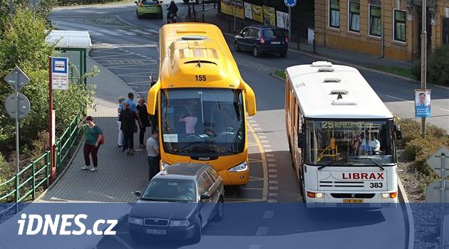 Liberecký magistrát chce vytlačit žluté autobusy ze zastávky v centru -  iDNES.cz