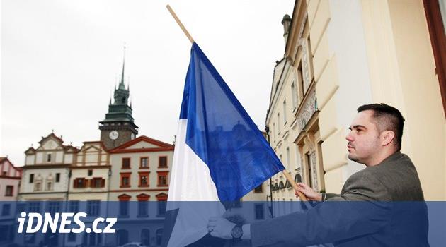 La mairie arbore le drapeau français.  Certains regrettent de ne pas avoir de banderole