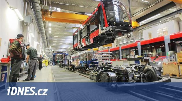 VIDEO: Svařit, utěsnit, zapojit kilometry kabelů. Tak se rodí tramvaj ...